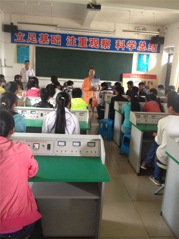 图6：我校到贵州省初级中学做招生宣传